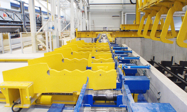 Tauchbeckenmanipulator_AT220_Quertransport_Entnahmeposition__large